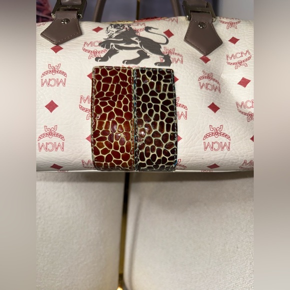 MCM
Visetos Striped Munich Lion Boston
Satchel White comes with COA - Picture 3 of 14